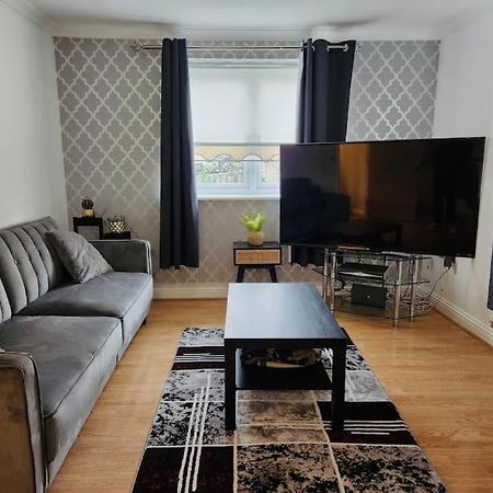 Spacious Ground Floor 2 Bedroom 2 Bathroom Flat In Hatfield Near Hertfordshire University Private Car Park Sleeps 5-6 Εξωτερικό φωτογραφία