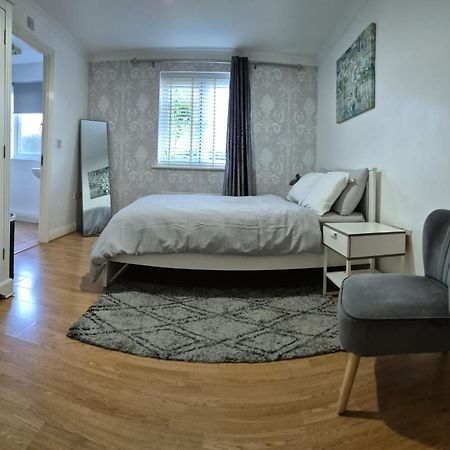 Spacious Ground Floor 2 Bedroom 2 Bathroom Flat In Hatfield Near Hertfordshire University Private Car Park Sleeps 5-6 Εξωτερικό φωτογραφία