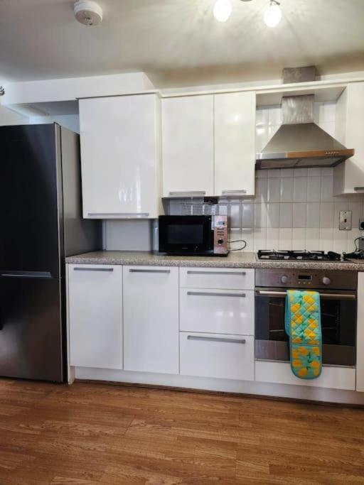Spacious Ground Floor 2 Bedroom 2 Bathroom Flat In Hatfield Near Hertfordshire University Private Car Park Sleeps 5-6 Εξωτερικό φωτογραφία