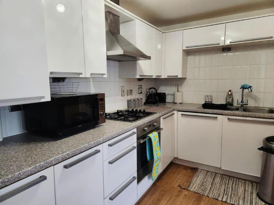 Spacious Ground Floor 2 Bedroom 2 Bathroom Flat In Hatfield Near Hertfordshire University Private Car Park Sleeps 5-6 Εξωτερικό φωτογραφία
