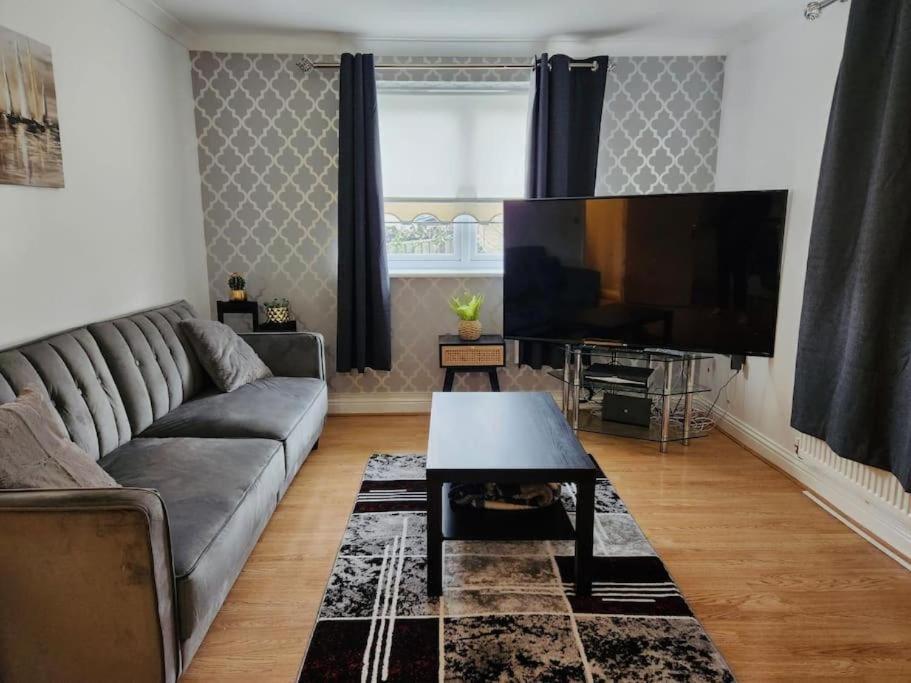 Spacious Ground Floor 2 Bedroom 2 Bathroom Flat In Hatfield Near Hertfordshire University Private Car Park Sleeps 5-6 Εξωτερικό φωτογραφία